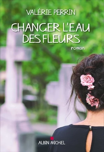 Changer l’eau des fleurs 