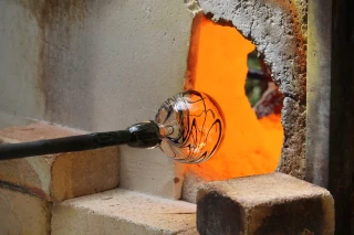 Souffleur de verre, artisan du cristal