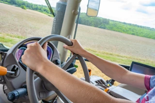Permis B et âge : qui a le droit de conduire un tracteur ?