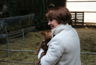 Annie Genevard a passé la journée dans la Loire : d’abord dans le Roannais avec une visite d’élevage, puis dans le sud du département, où elle a découvert la coopérative des Balcons du Pilat. ©ABP