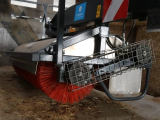 Une brosseuse à graines pour valoriser les prairies permanentes en zone fourme