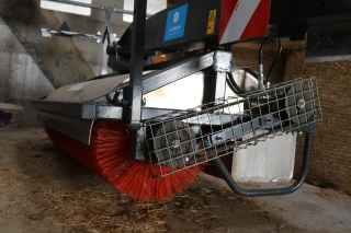 Une brosseuse à graines pour valoriser les prairies permanentes en zone fourme 