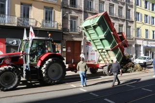 Quelles sont les revendications des agriculteurs mobilisés devant la préfecture de la Loire ?