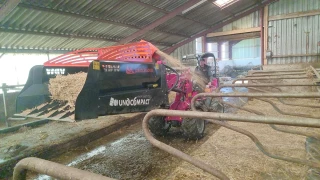 Quel matériel utiliser pour nettoyer et pailler les logettes ?