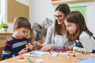 Garde d'enfants dans la Loire : pourquoi les familles peinent à trouver des solutions