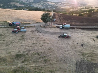 Incendies dans la Loire : comment les agriculteurs ont épaulé les pompiers face aux flammes