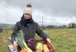 À Grammond, une maraîchère investit dans un enjambeur pour désherber sans se casser le dos