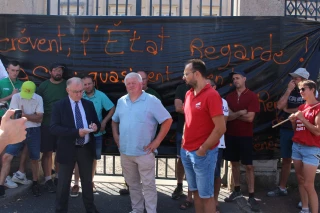 Les agriculteurs mettent la pression à la ministre en manifestant à la sous-préfecture